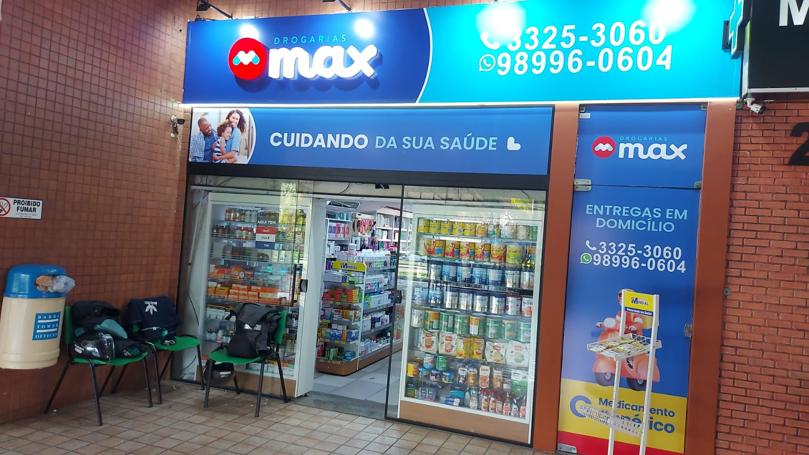 Farmacêutica atendendo cliente com atenção e cuidado